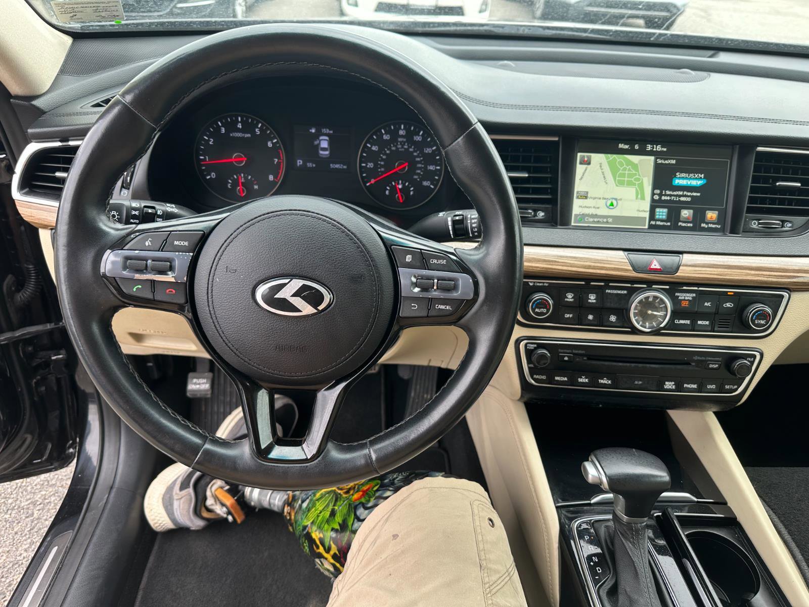 Used 2017 Kia Cadenza Premium w/ Luxury Package image 12