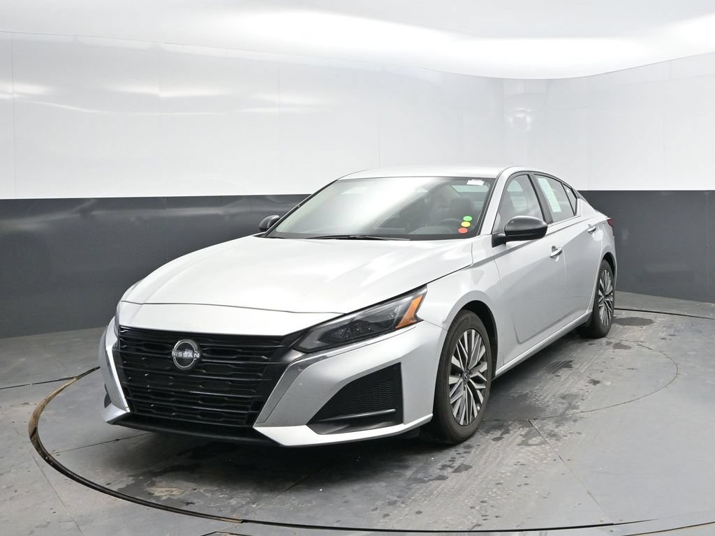 Used 2025 Nissan Altima 2.5 SV FWD image 3