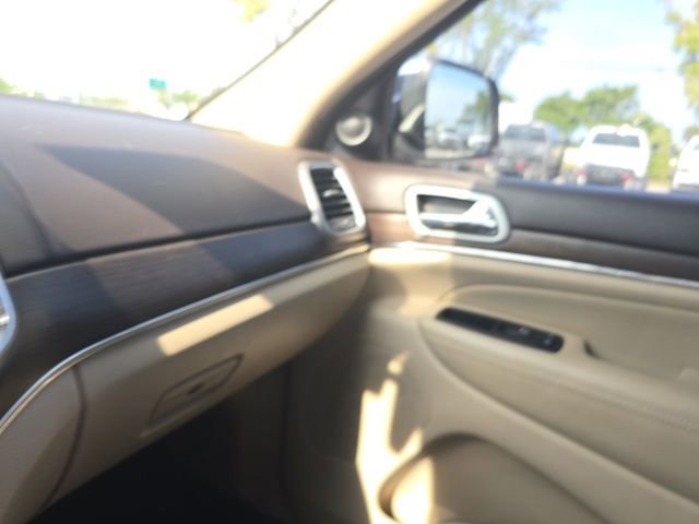 Used 2018 Jeep Grand Cherokee Overland RWD image 11