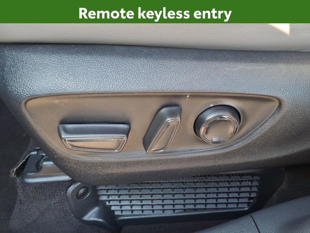 Used 2024 Toyota Sienna XLE FWD image 28
