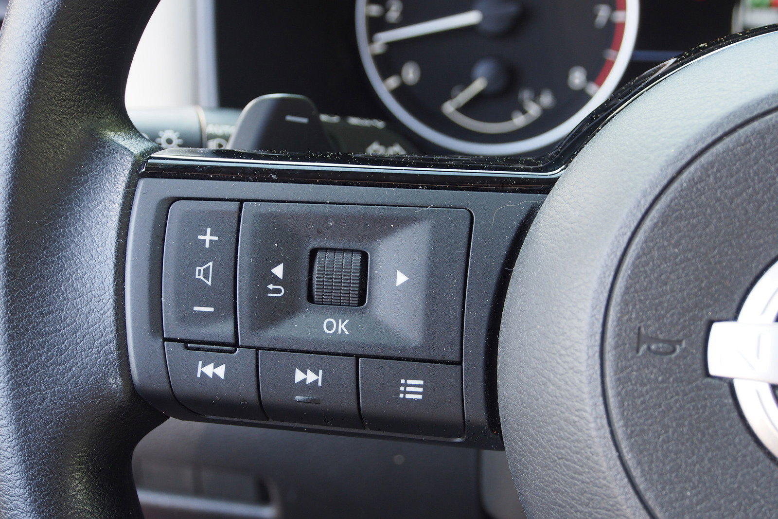 Used 2023 Nissan Rogue SV FWD image 22