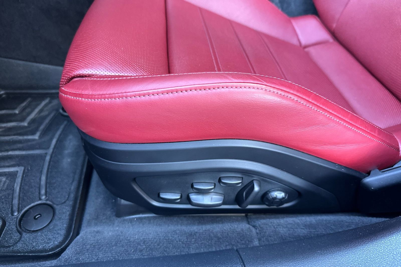 Used 2024 Porsche Panamera image 14