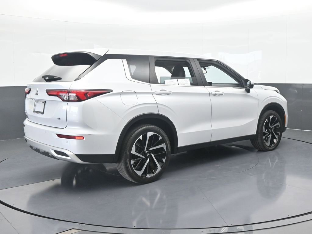 Used 2023 Mitsubishi Outlander SE image 6