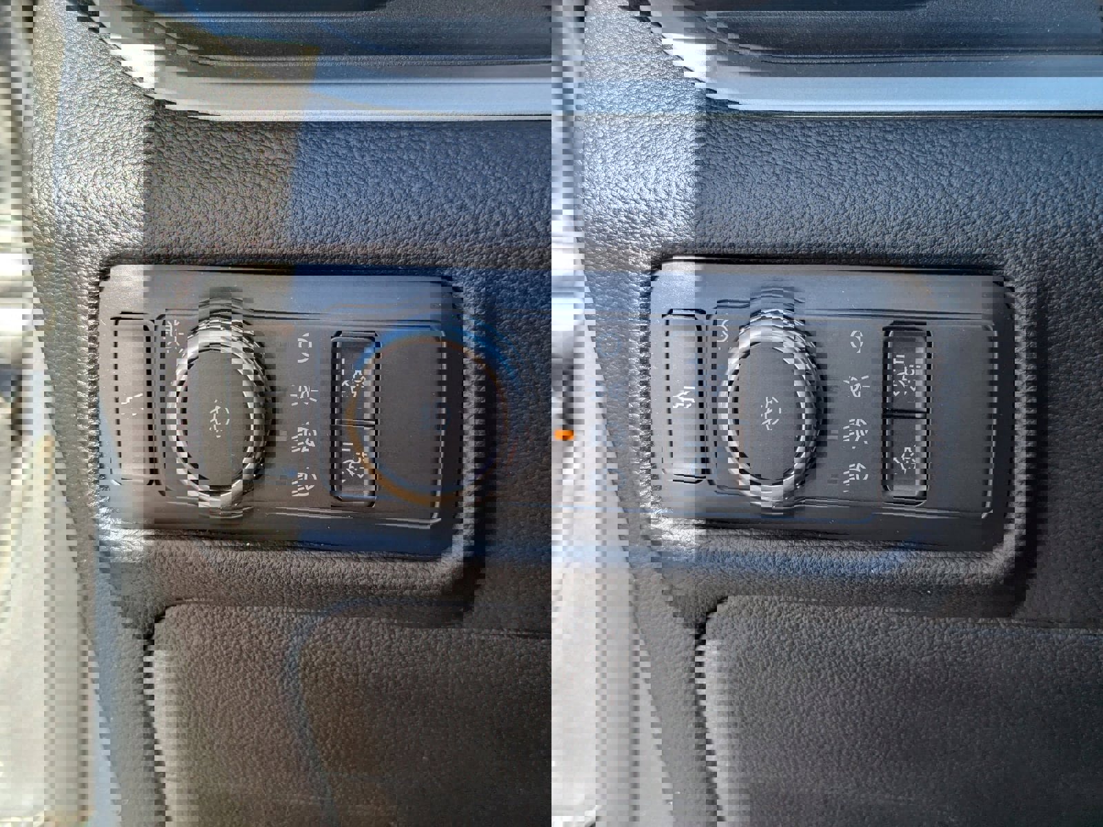 Used 2021 Ford Explorer XLT w/ Equipment Group 202A image 31