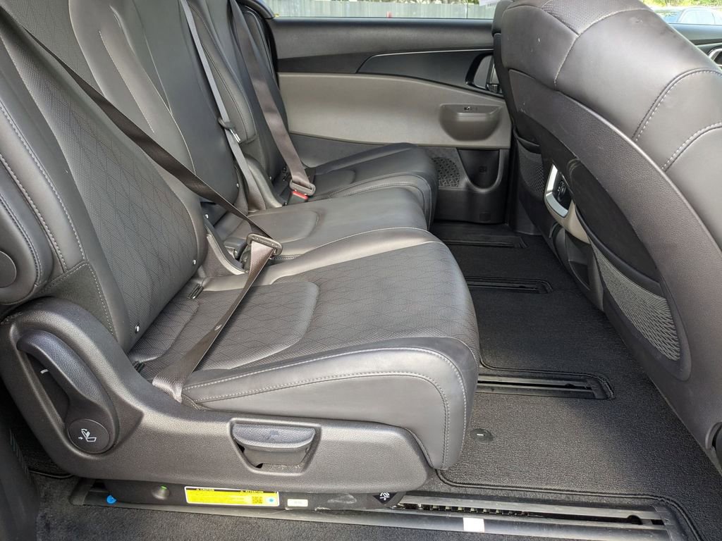 Used 2025 Kia Carnival image 27