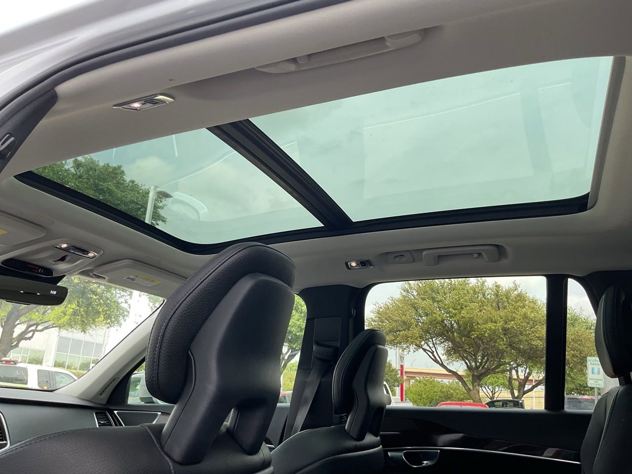 Used 2017 Volvo XC90 T6 Momentum w/ Vision Package image 21