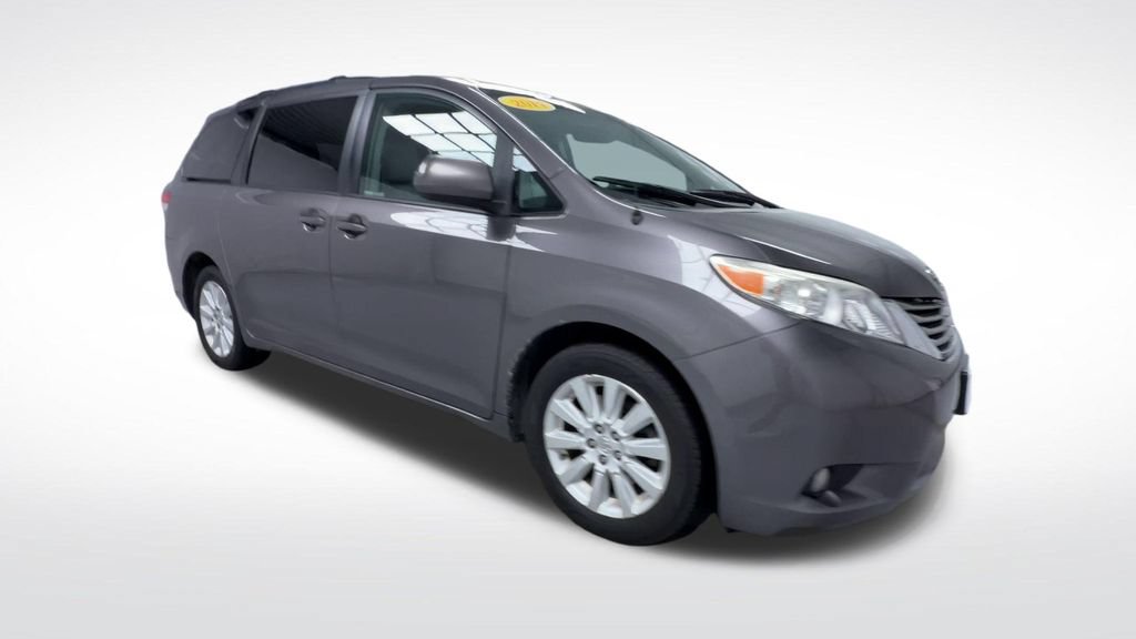 Used 2014 Toyota Sienna XLE AWD/4WD image 2
