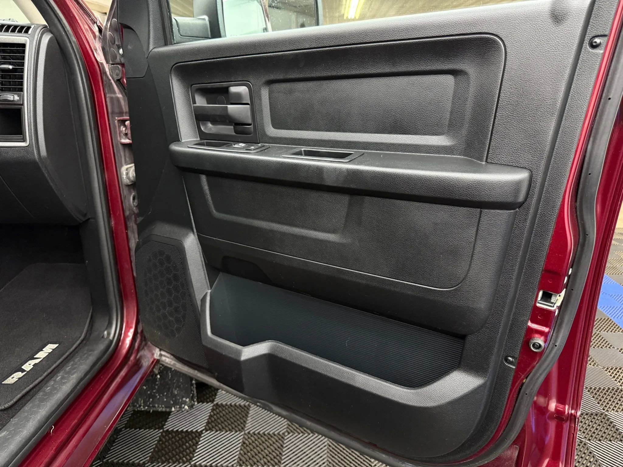 Used 2017 RAM 1500 ST w/ SXT Appearance Group image 6