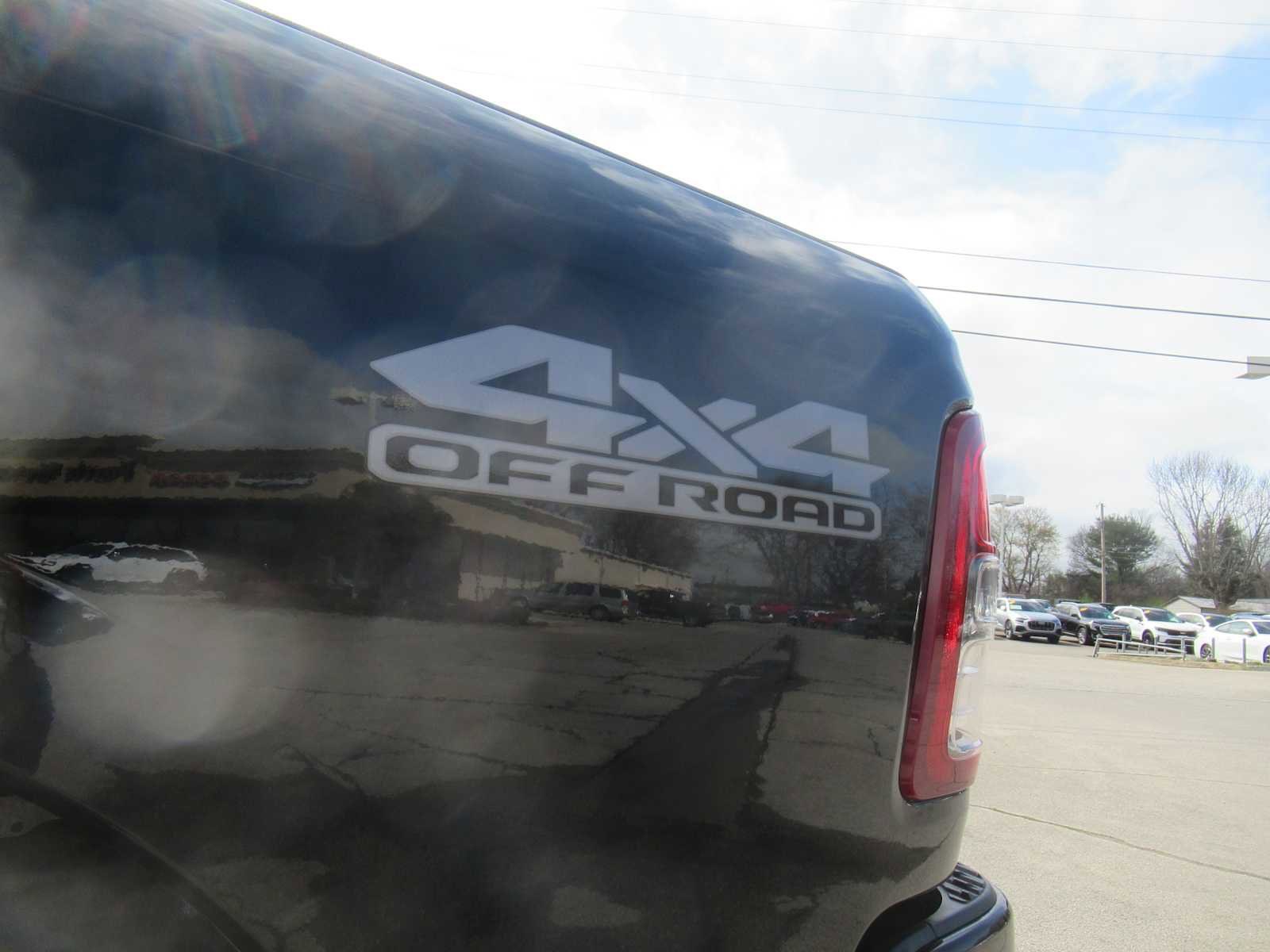 Used 2019 RAM 2500 Big Horn w/ Black Appearance Package image 4