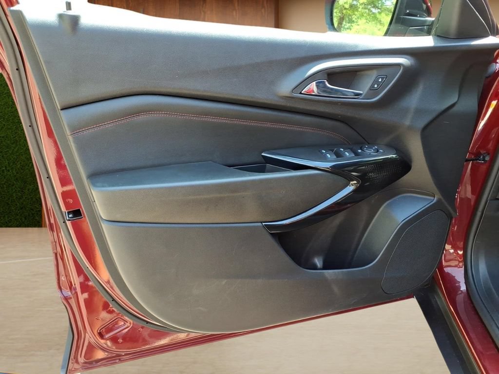 Certified 2025 Chevrolet Trax RS w/ Driver Confidence Package FWD image 17