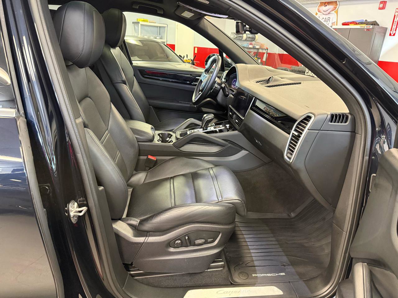 Used 2022 Porsche Cayenne Platinum Edition AWD/4WD image 37