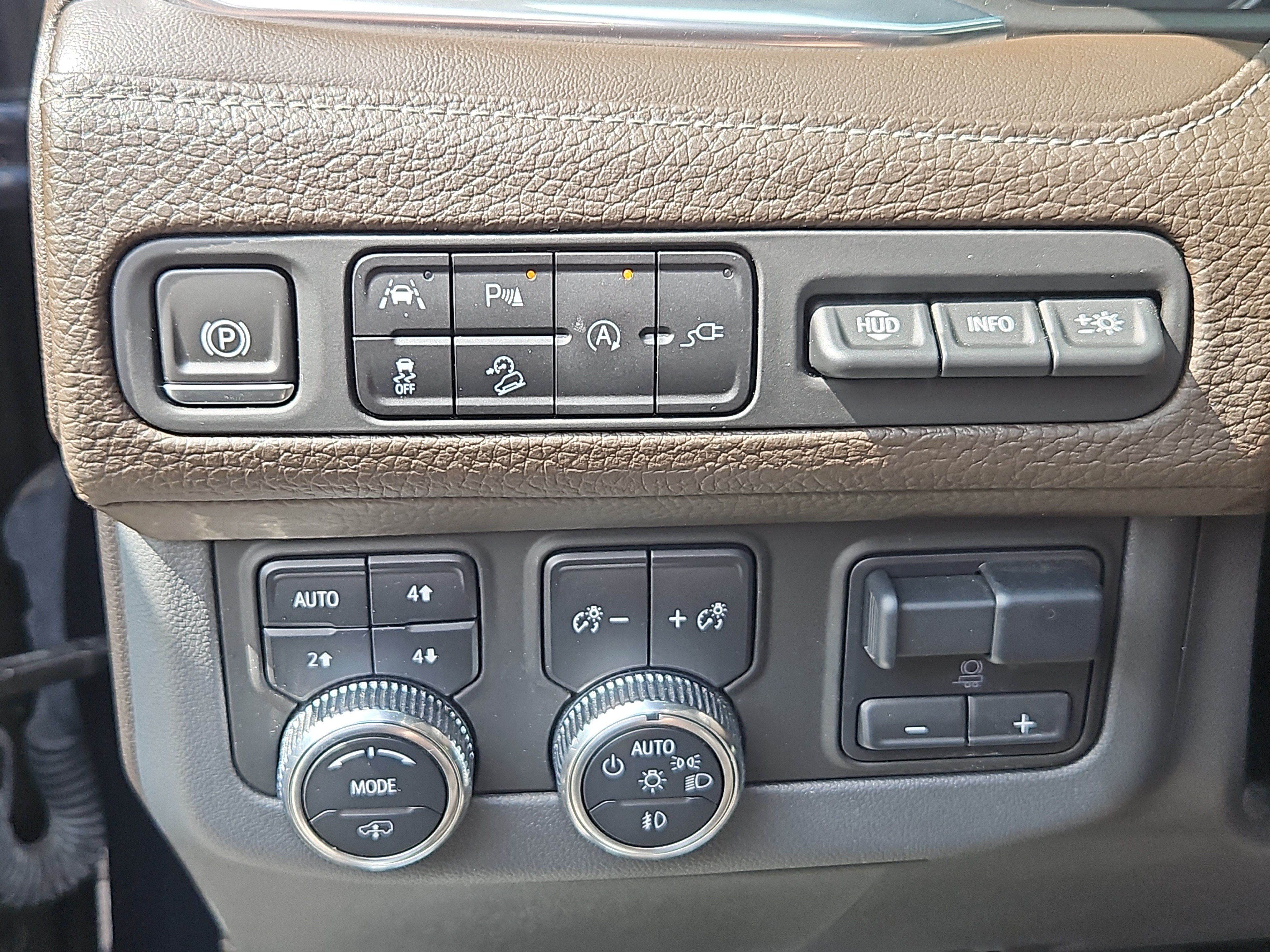 Used 2021 GMC Yukon Denali w/ Denali Ultimate Package AWD/4WD image 10