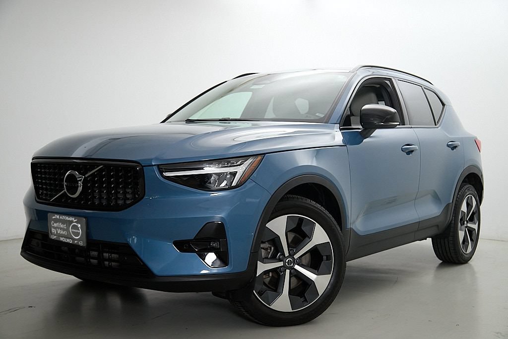 Used 2023 Volvo XC40 B5 Plus w/ Protection Package Premier AWD/4WD image 3