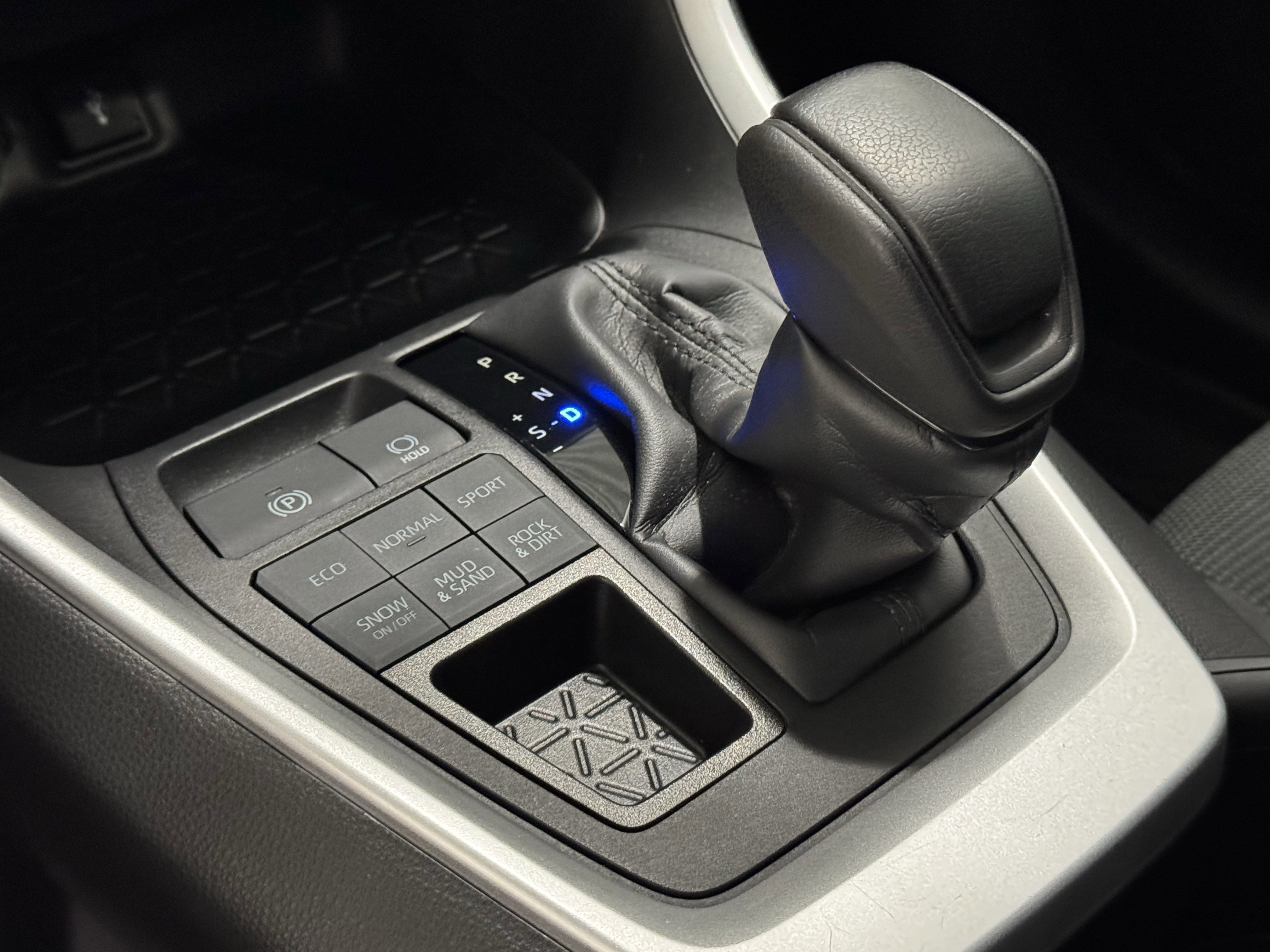 Used 2022 Toyota RAV4 LE image 28