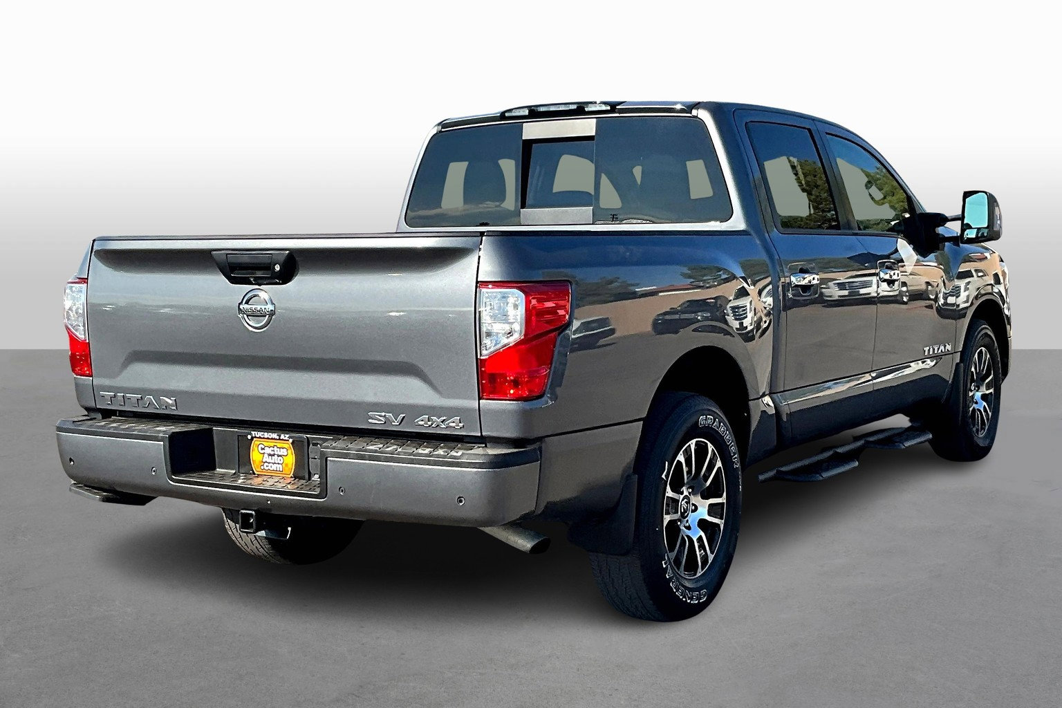 Used 2021 Nissan Titan SV w/ SV Convenience Package image 2