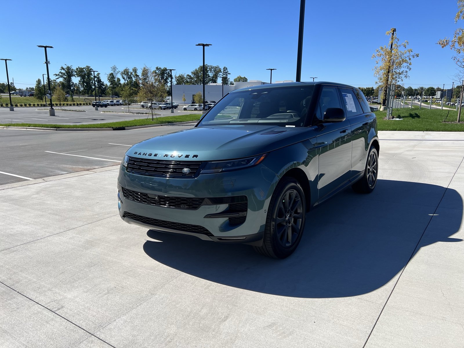 Used 2025 Land Rover Range Rover Sport SE AWD/4WD image 4