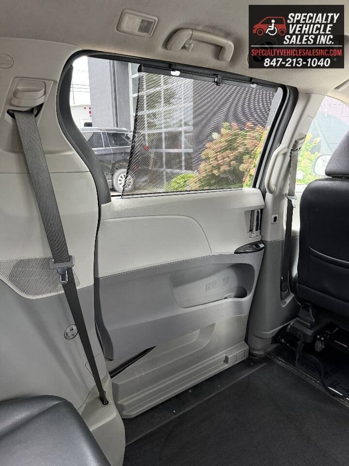 Used 2014 Toyota Sienna SE FWD image 28