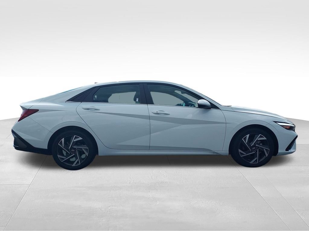 Used 2025 Hyundai Elantra SEL FWD image 6