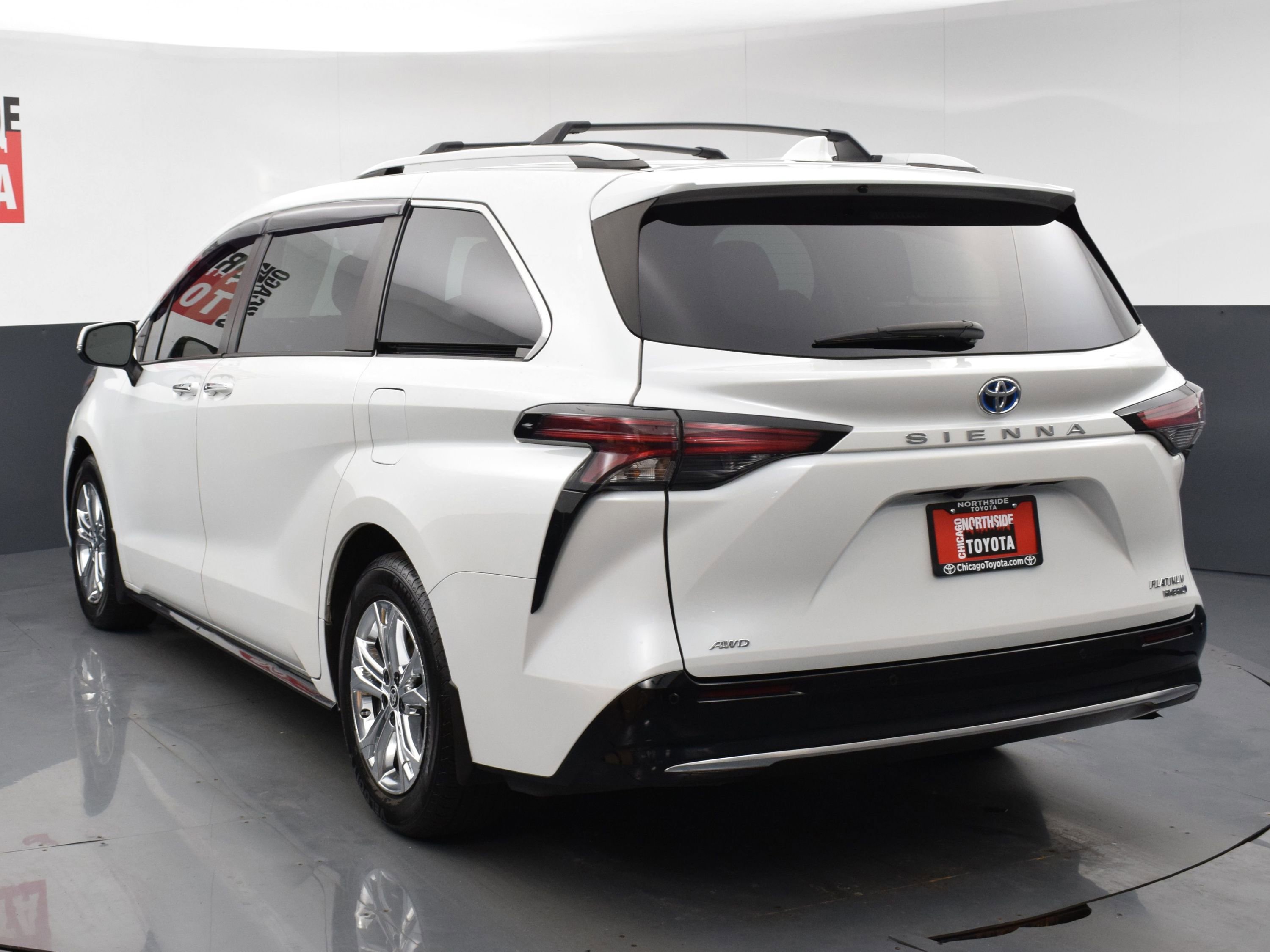 Used 2022 Toyota Sienna Platinum AWD/4WD image 3