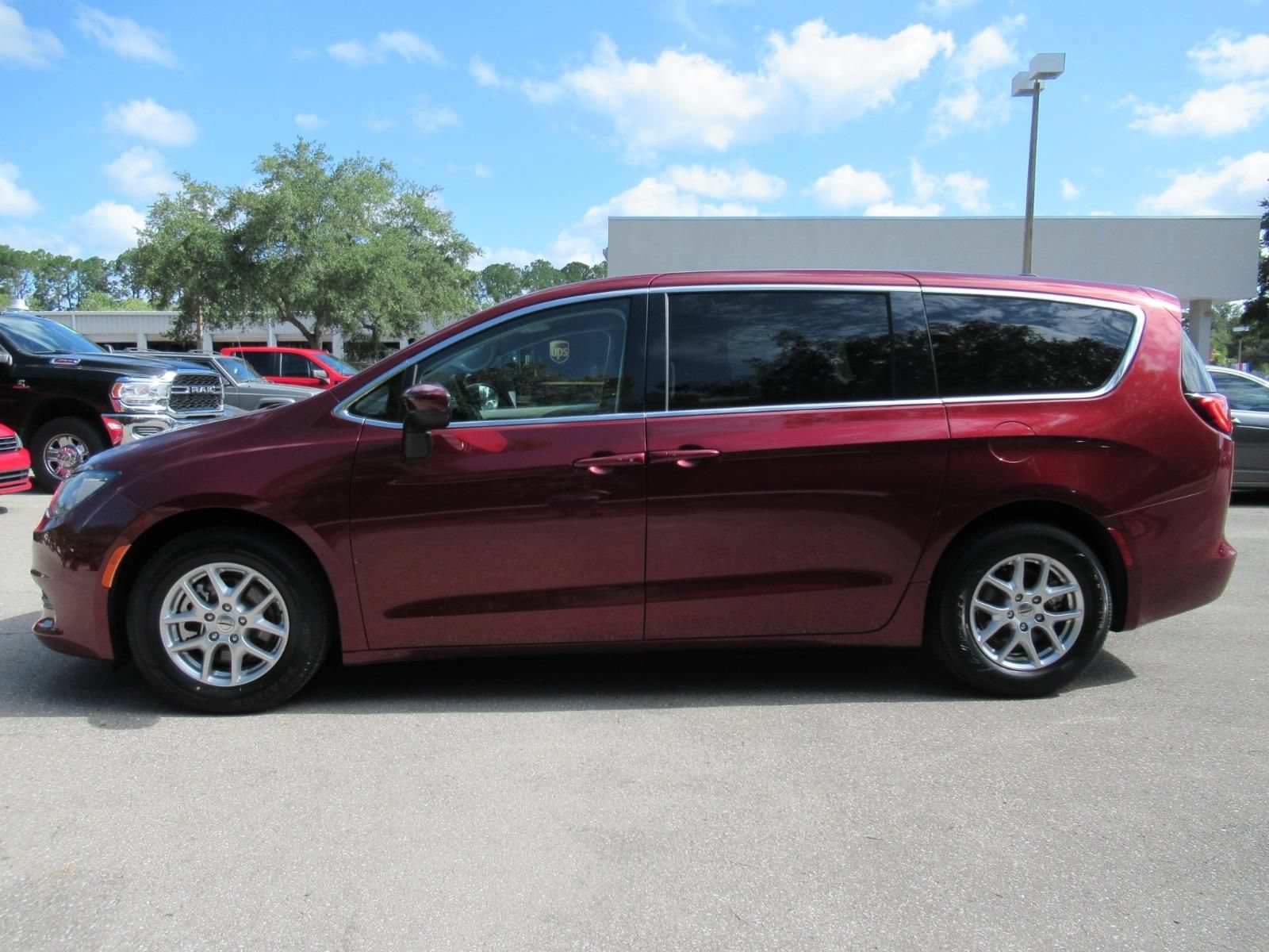 Certified 2022 Chrysler Voyager LX FWD image 4