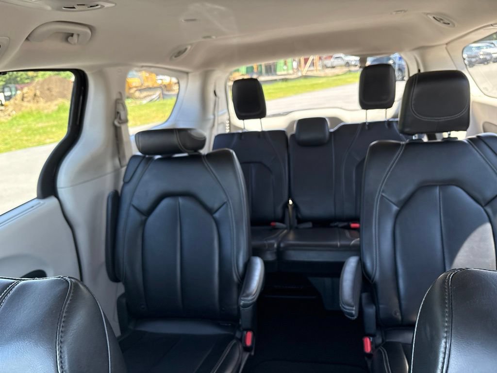 Used 2023 Chrysler Pacifica Touring-L FWD image 14