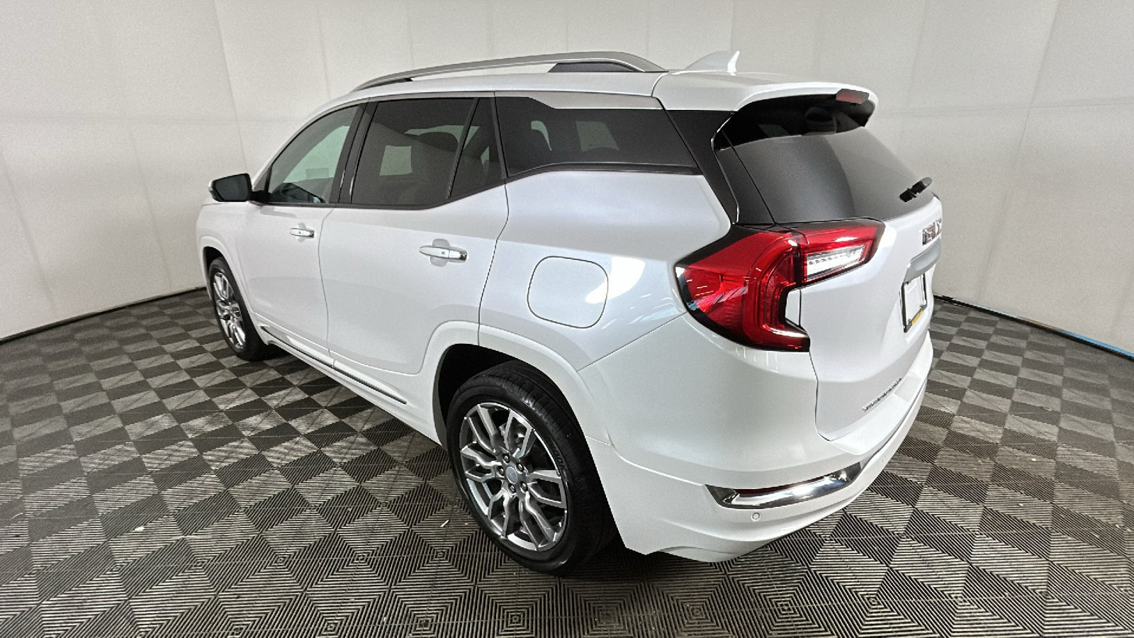 Used 2023 GMC Terrain Denali w/ Denali Premium Package AWD/4WD image 5