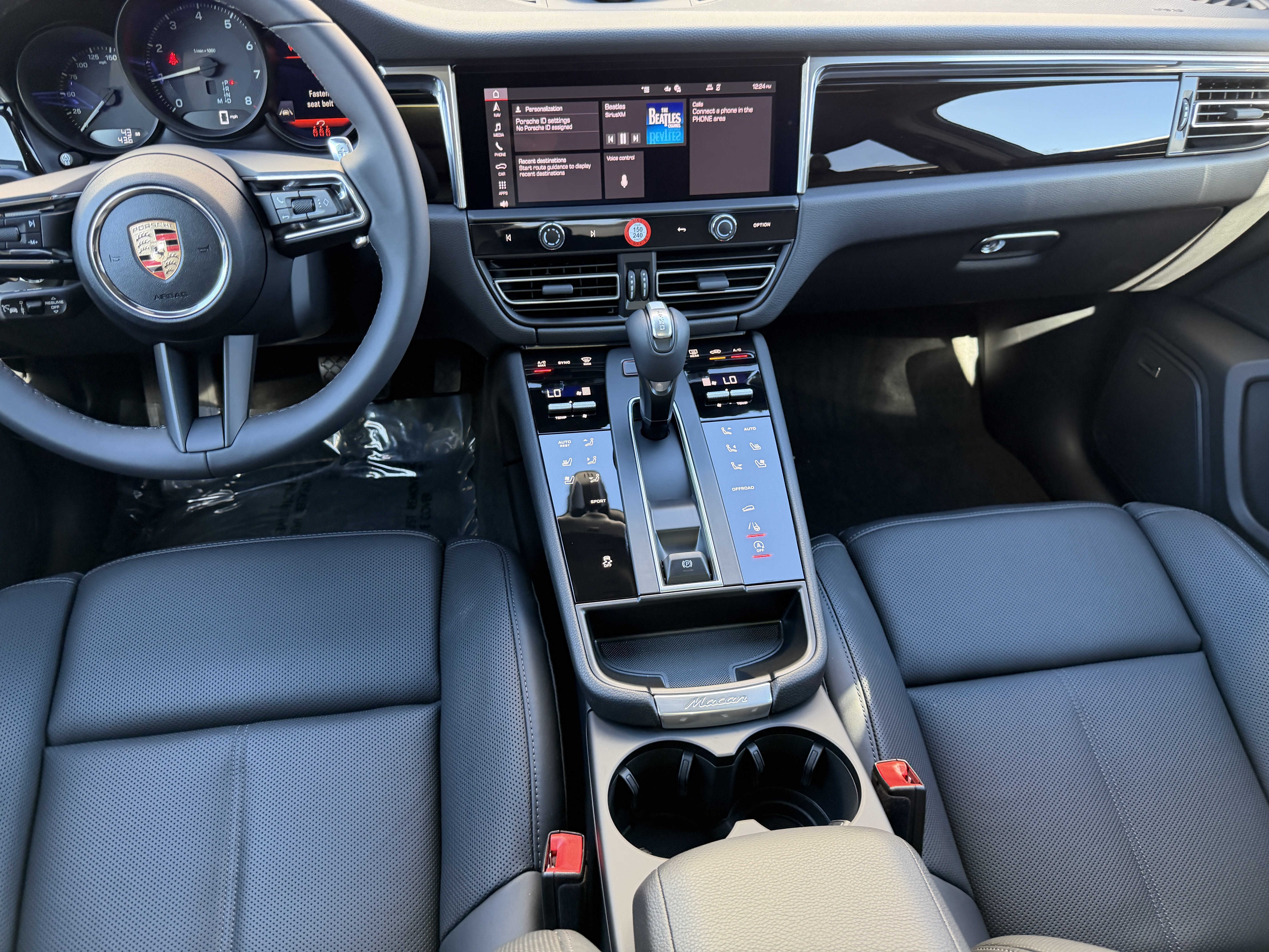 Certified 2025 Porsche Macan AWD/4WD image 17