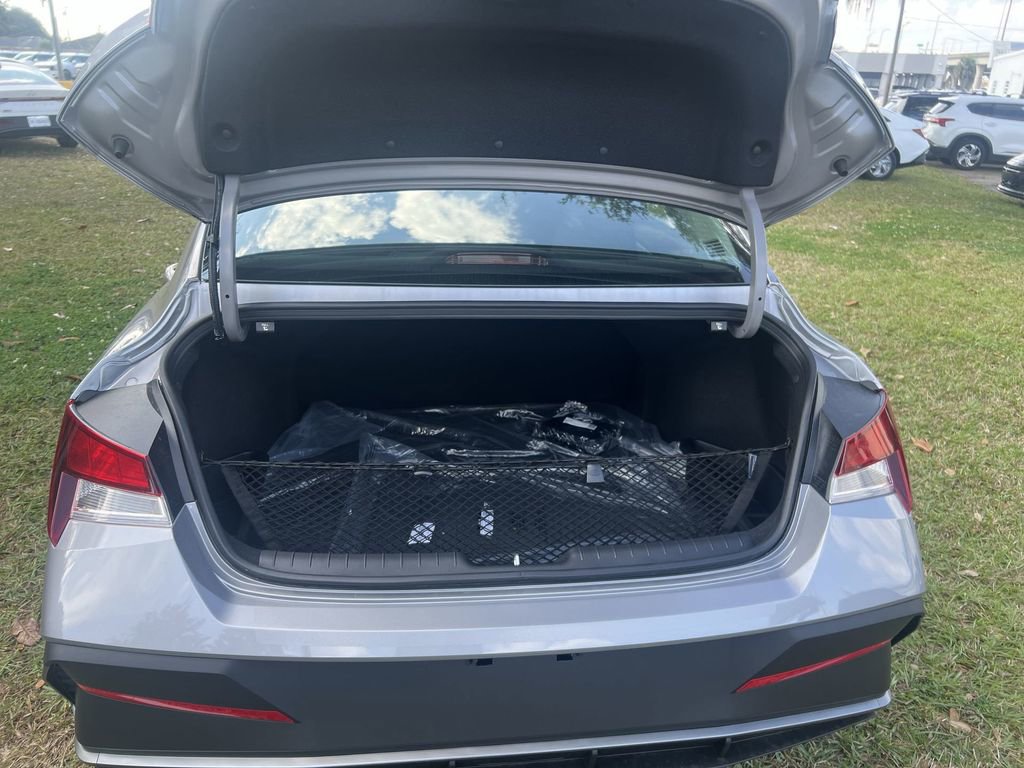 Used 2026 Hyundai Elantra SE image 17