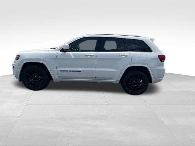 Used 2017 Jeep Grand Cherokee Altitude AWD/4WD image 4