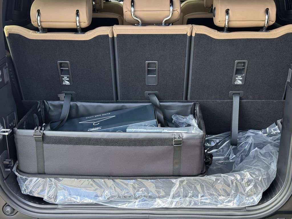 New 2026 Land Rover Defender 130 X-Dynamic SE image 14