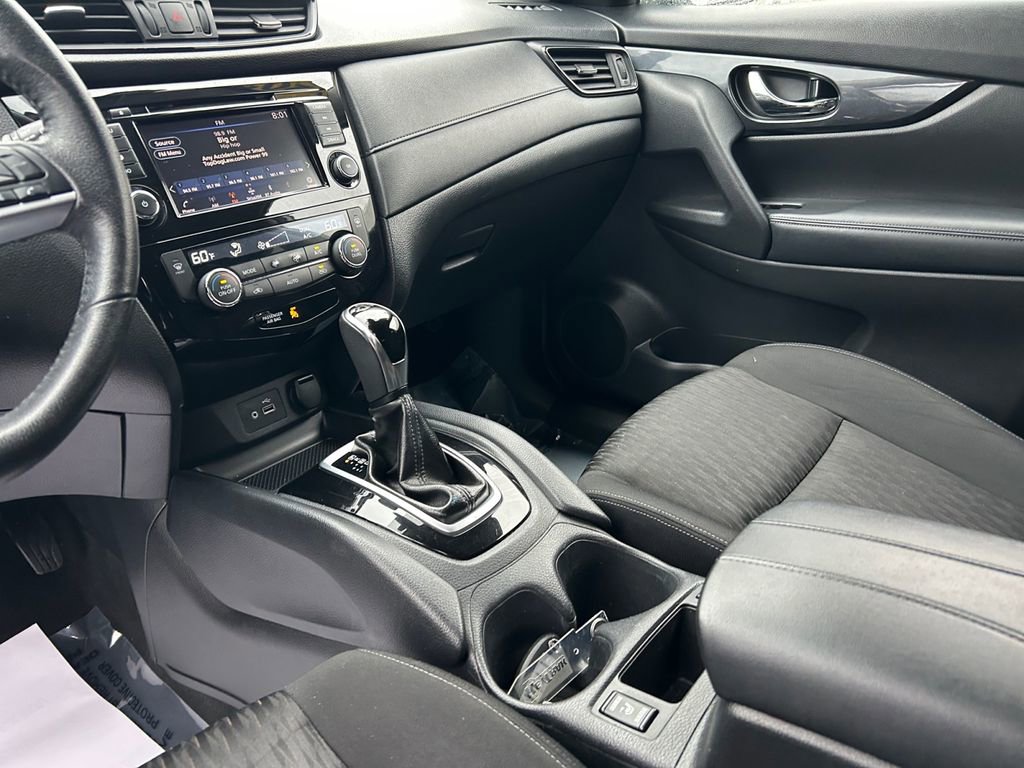 Used 2020 Nissan Rogue SV image 11