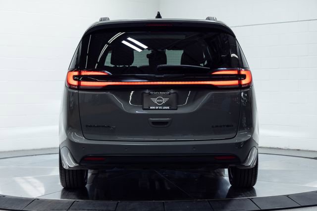 Used 2025 Chrysler Pacifica Limited image 7