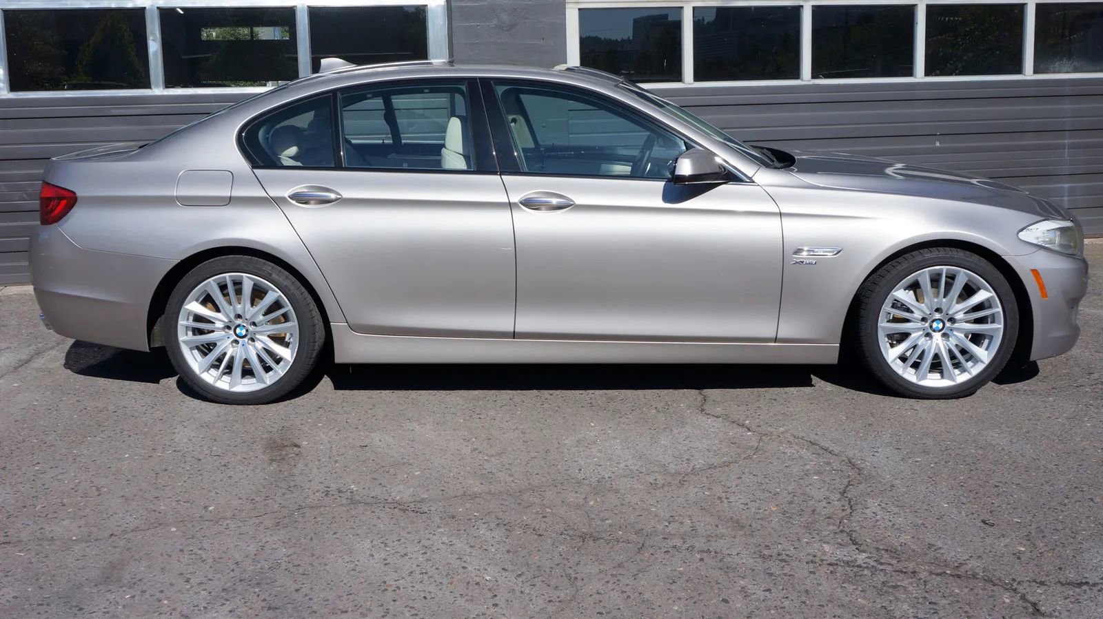 Used 2011 BMW 550i xDrive Sedan AWD/4WD image 7