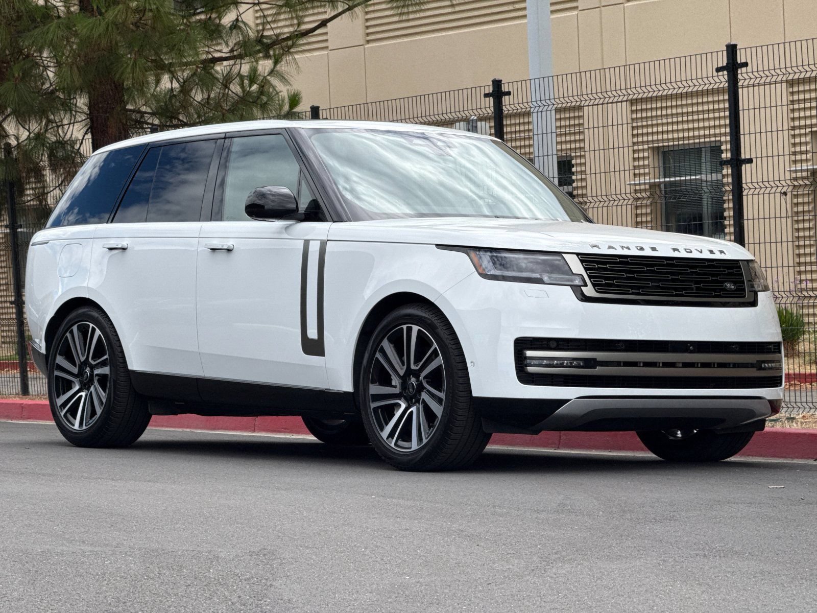 Used 2023 Land Rover Range Rover SE AWD/4WD image 8