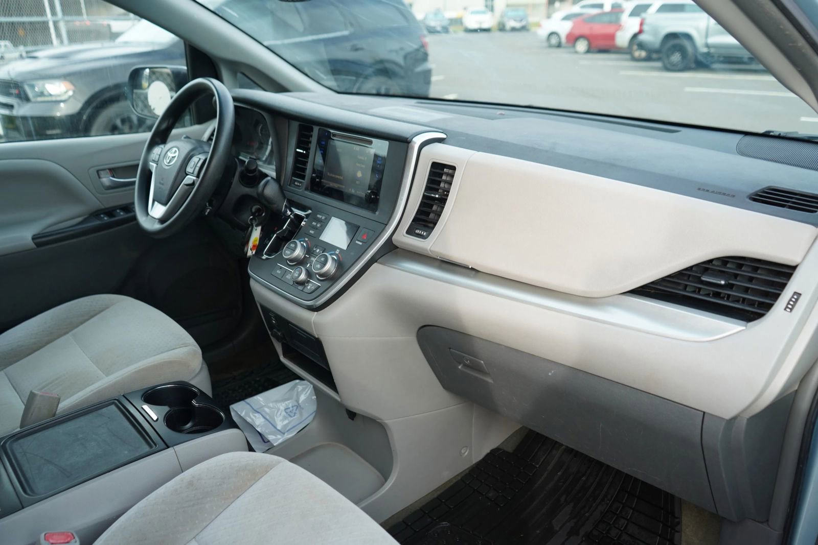 Used 2017 Toyota Sienna LE image 19