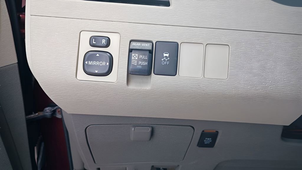 Used 2012 Toyota Sienna XLE FWD image 27