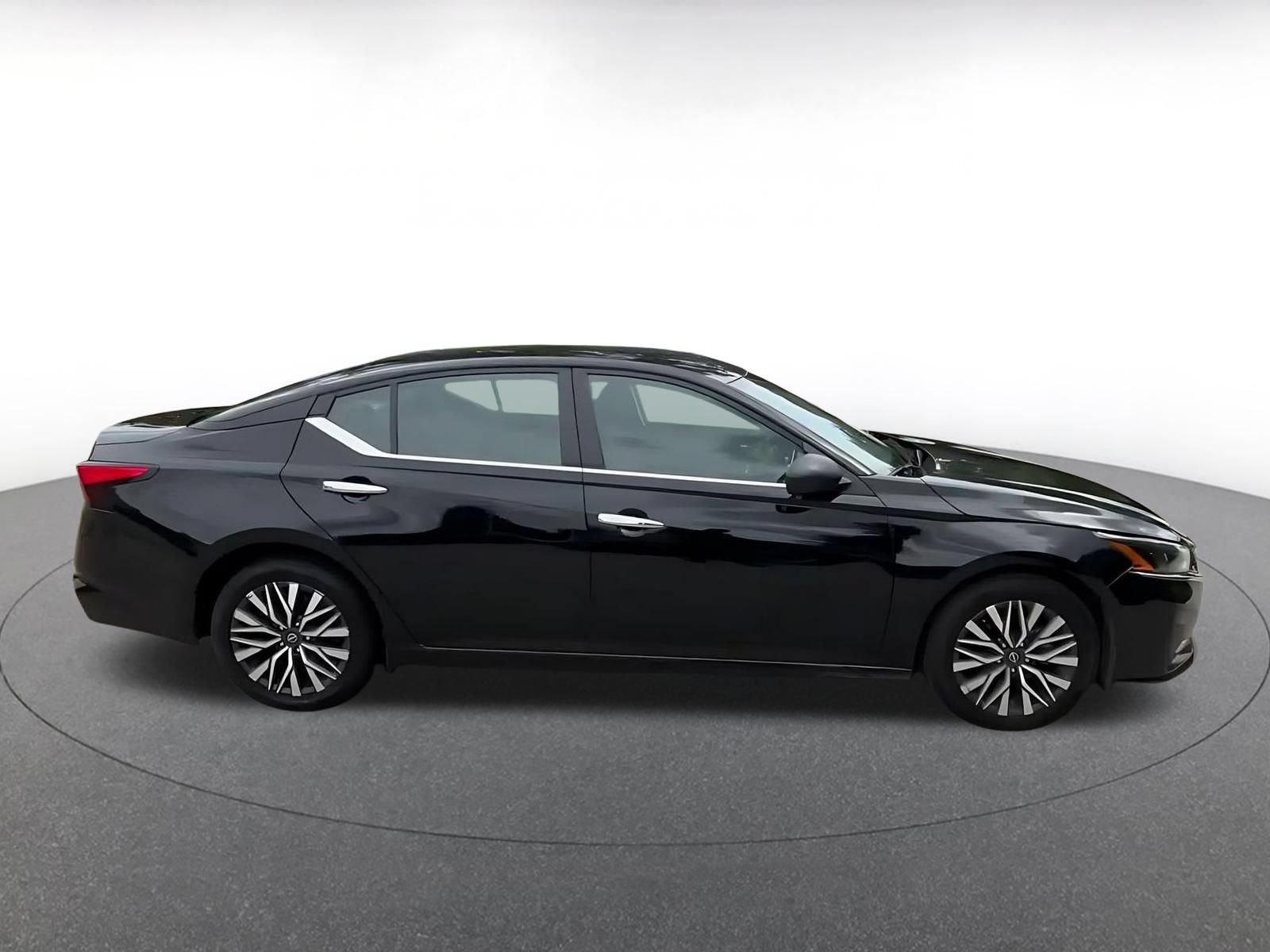 Used 2025 Nissan Altima 2.5 SV FWD image 15