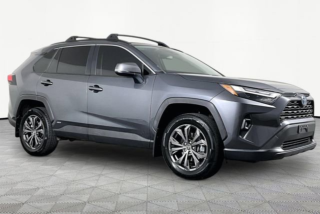 Used 2022 Toyota RAV4 XLE Premium image 3
