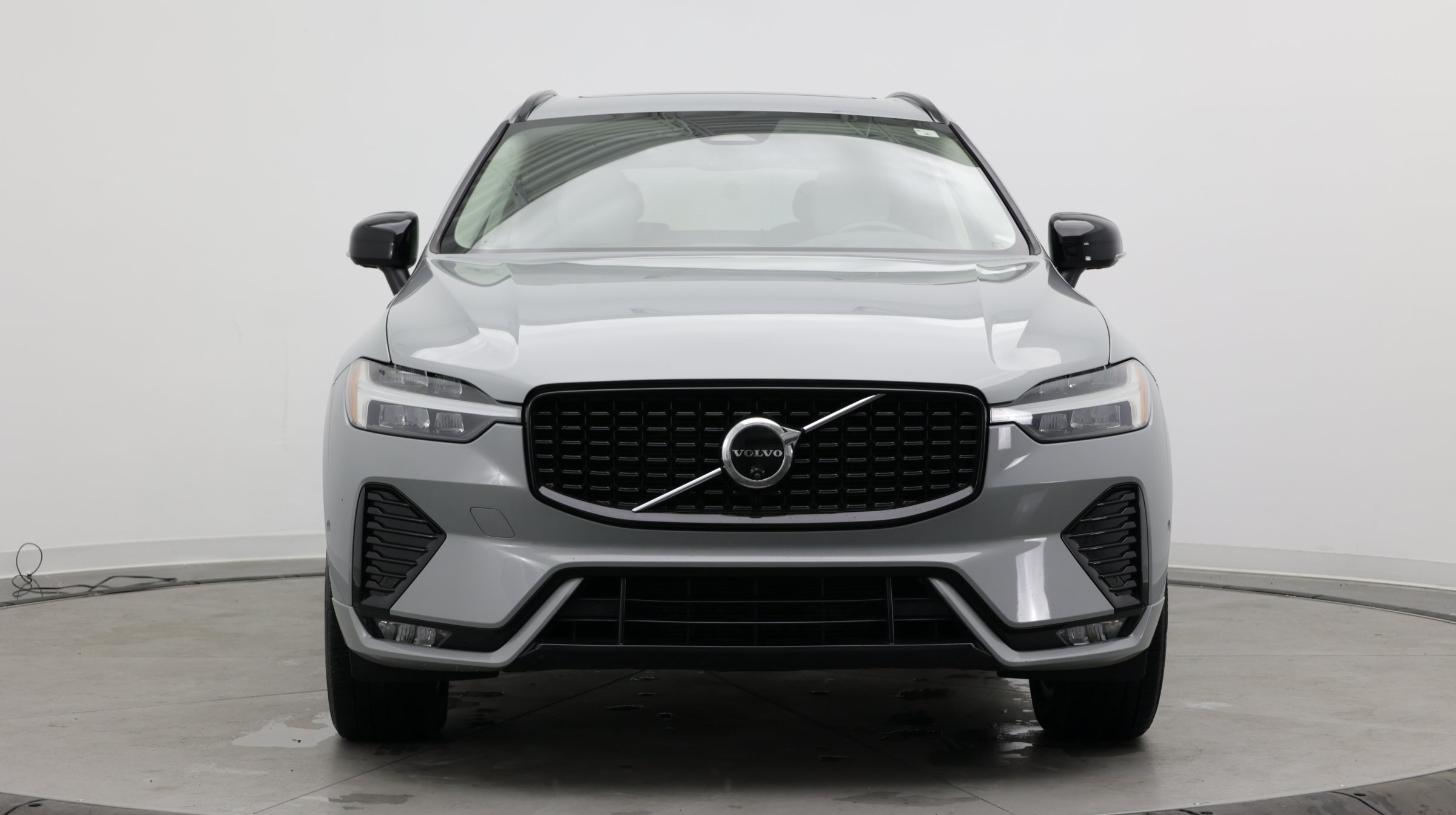 Used 2024 Volvo XC60 B5 Plus AWD/4WD image 2