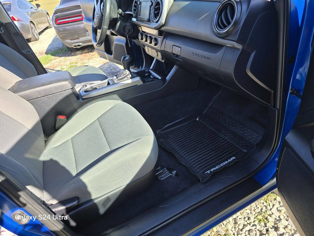 Used 2017 Toyota Tacoma TRD Sport image 27
