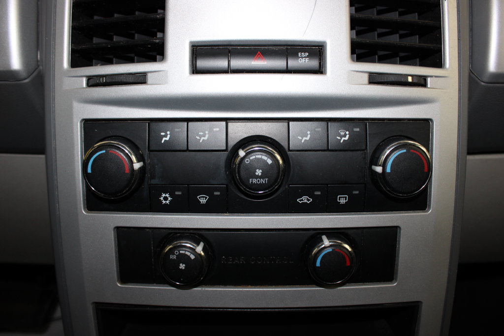 Used 2009 Chrysler Town & Country Touring FWD image 15