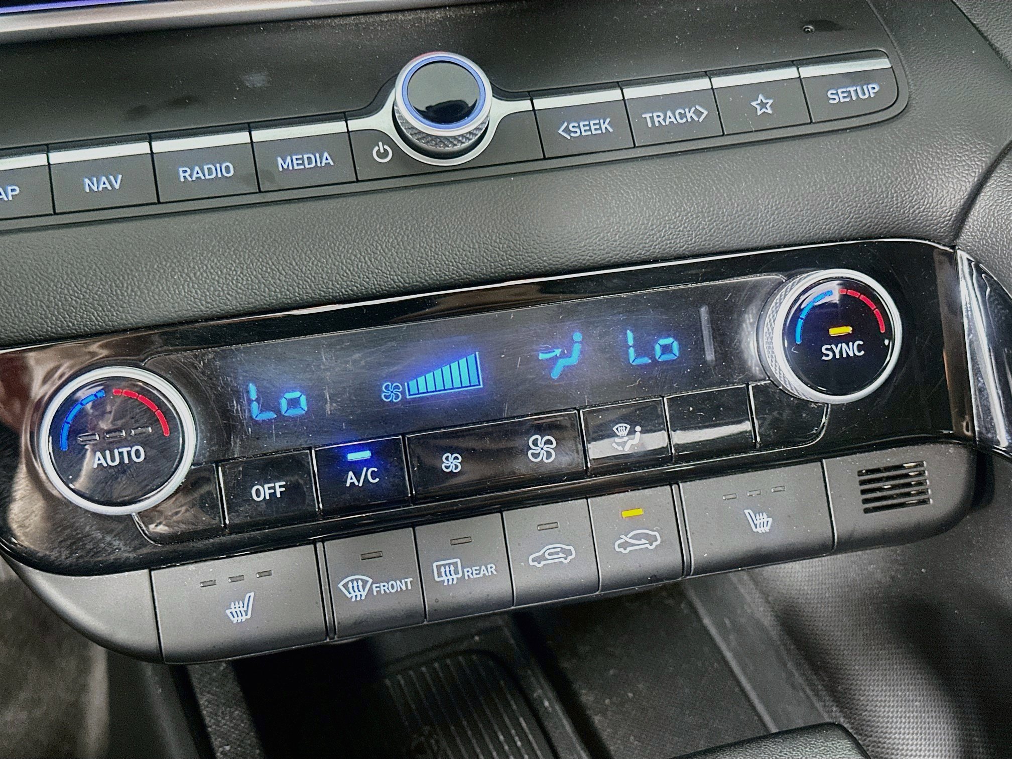 Used 2025 Hyundai Elantra Limited FWD image 24