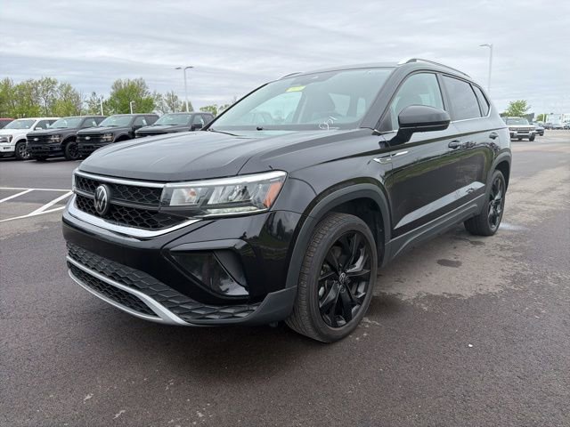 Used 2023 Volkswagen Taos SE w/ Black Wheel Package FWD image 2