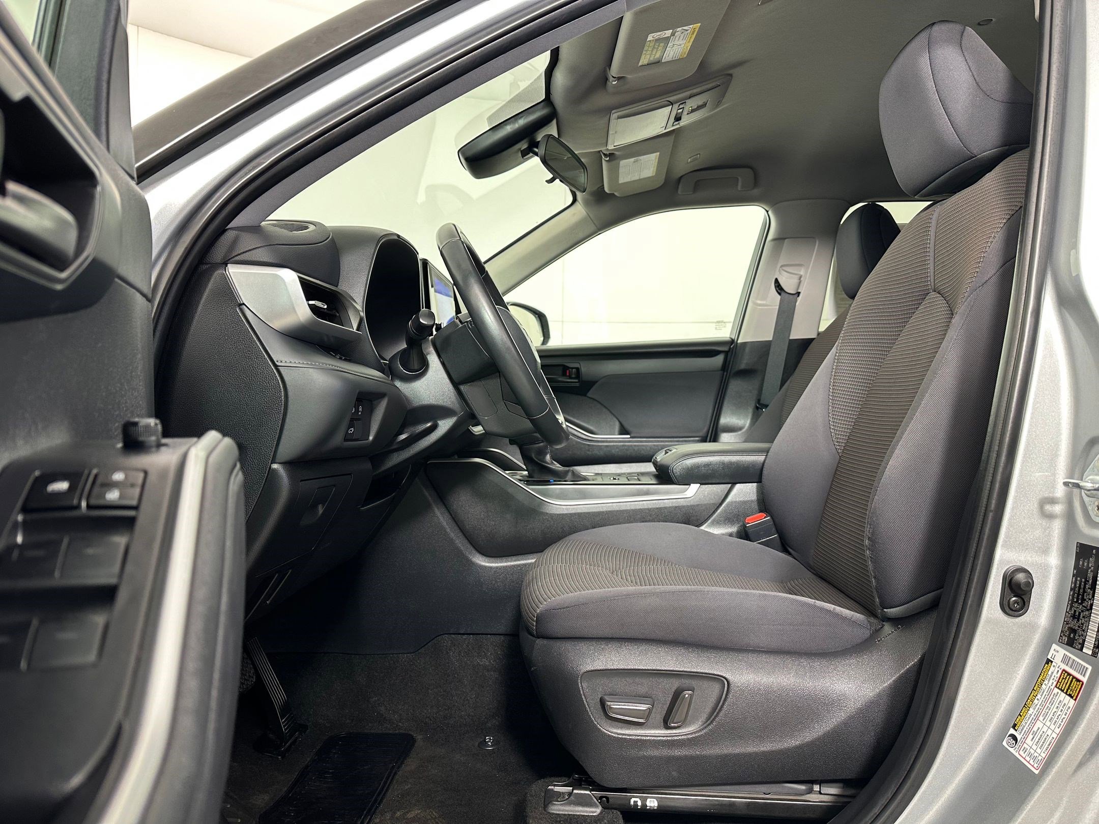 Used 2024 Toyota Highlander LE image 5