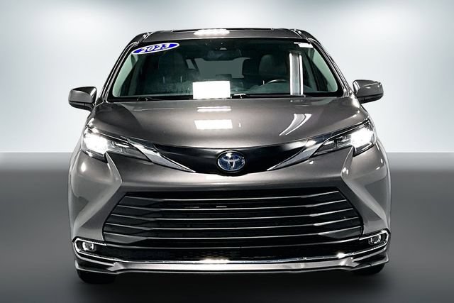 Used 2023 Toyota Sienna XLE AWD/4WD image 2