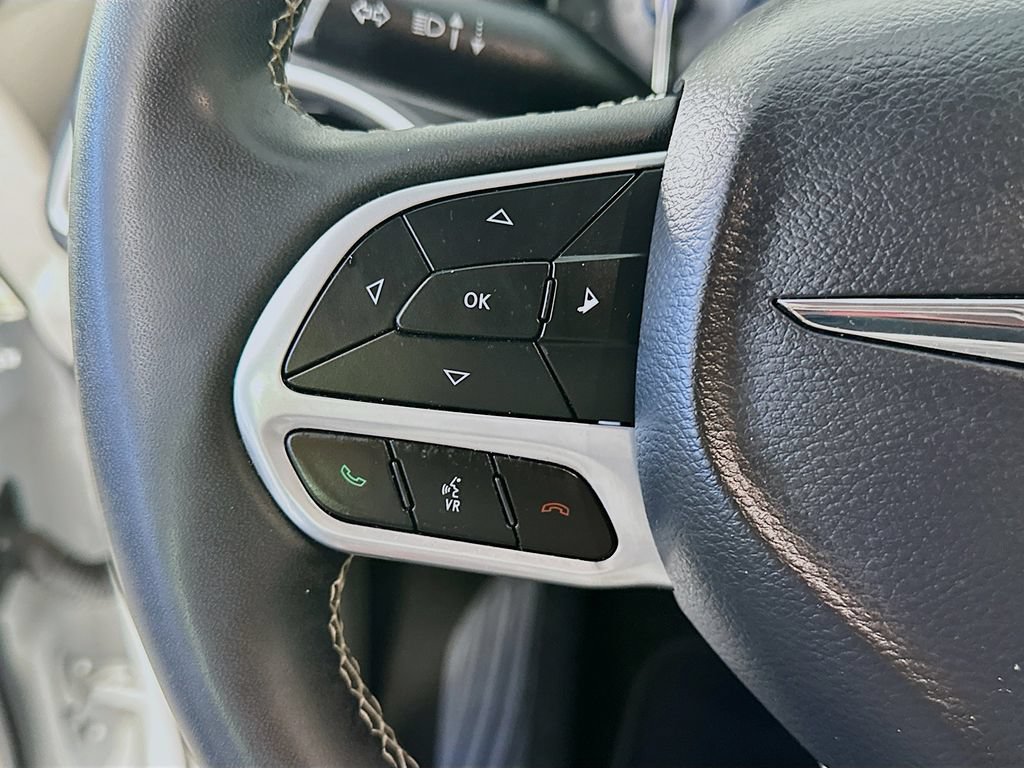 Used 2023 Chrysler Pacifica Touring-L FWD image 23