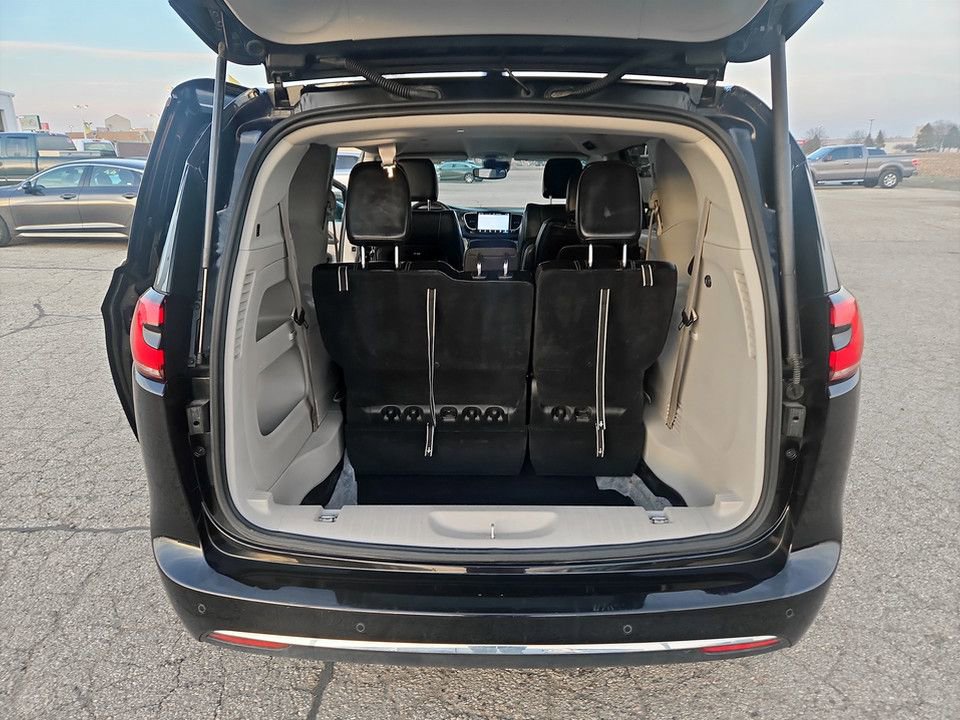 Used 2024 Chrysler Pacifica Touring-L image 31