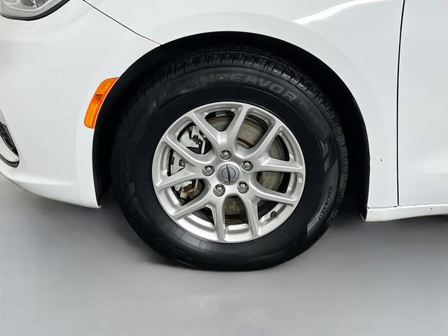 Used 2024 Chrysler Pacifica Touring-L image 10