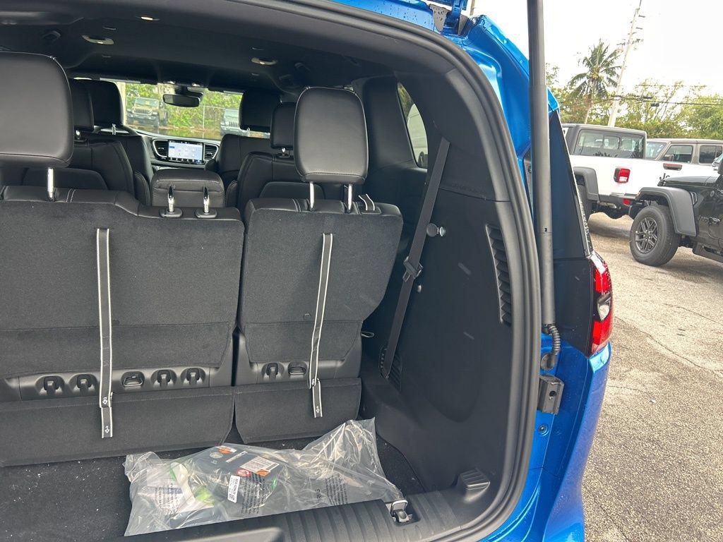 New 2026 Chrysler Pacifica Select FWD image 30