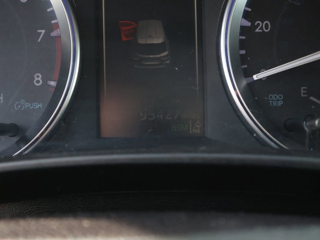 Used 2017 Toyota Highlander SE image 30